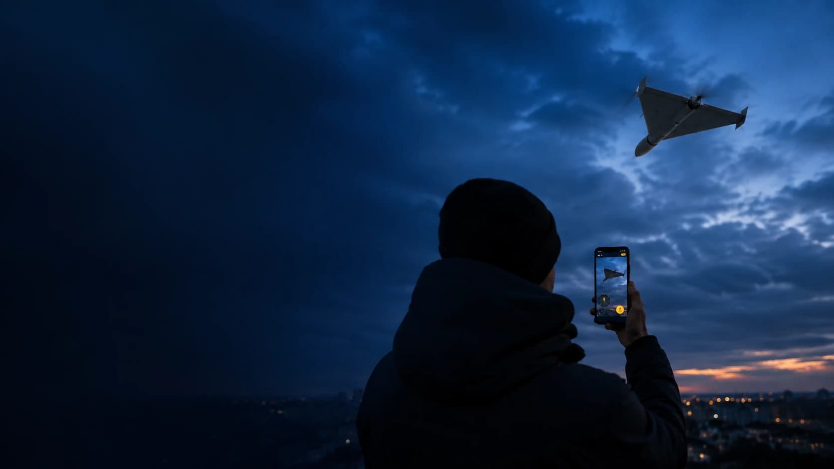 Iedzīvotājs ar AirAlert lietotni ziņo par gaisa objektu krēslas debesīs